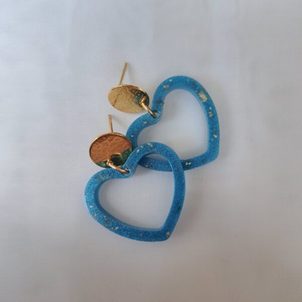 2025/06/1000143703-scaled.jpg Blauwe hartjes oorbellen