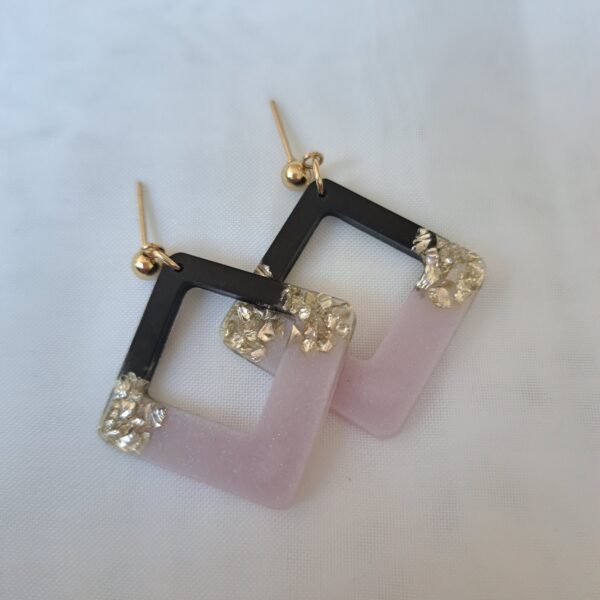 2025/06/1000143737-scaled.jpg Lila/Zwarte oorbellen